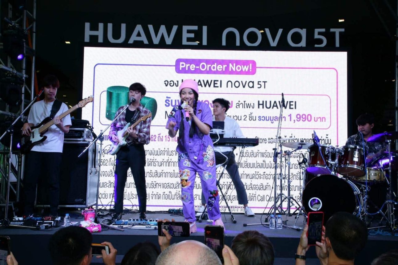 HUAWEI nova 5T กระแสแรง รับเครื่องวันแรกคนล้นลาน Siam Square One 13